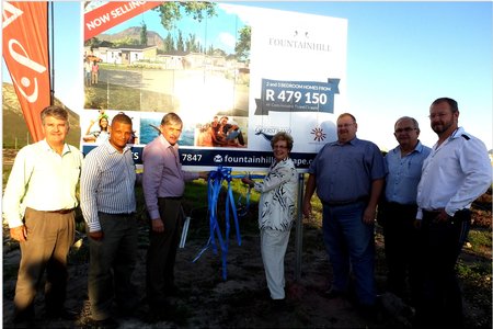Vlnr is Hanré Blignaut, Dennis Hendricks, Briand Louw, raadsdame Nicolette Botha-Guthrie, Rieger van Rooyen, Coenie Groenewald en Pieter Pretorius tydens die lintknipseremonie by Fountainhill